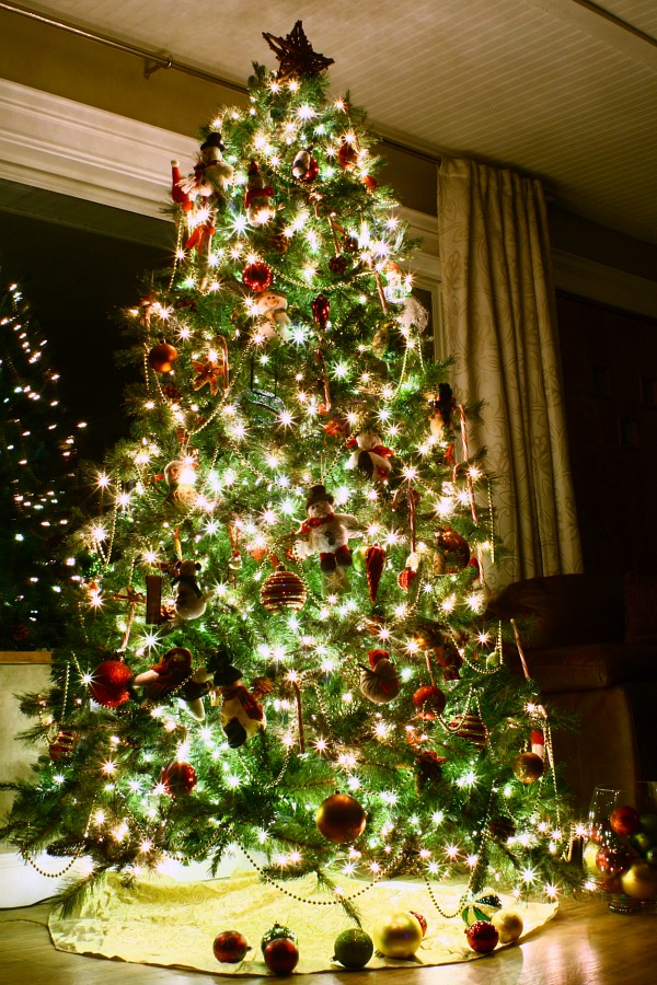 So this is Christmas...finally a tree in the resort house | The Twin Cedars